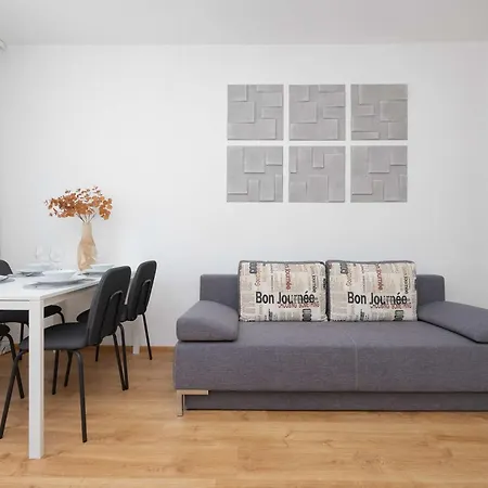 Modern In Perfect For Remote Work By Renters Varšava